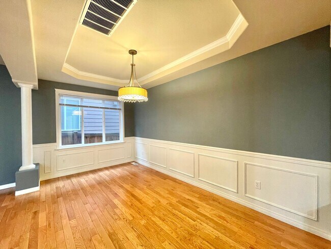 Building Photo - Spacious 4BR Home with A/C Near Alderwood Mall