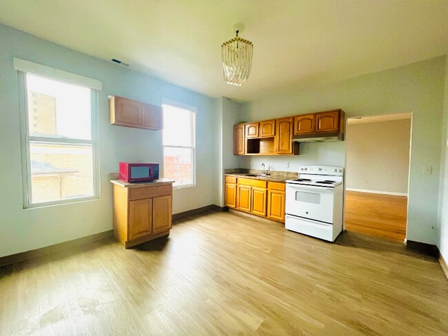 Building Photo - 162 William St