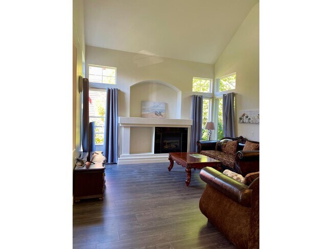 Building Photo - 15517 Rosemary Heights Crescent
