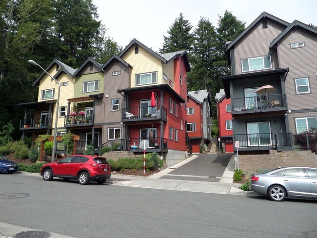 Building Photo - GORGEOUS & Large 3-Bedroom, 3.5 Bath Townh...