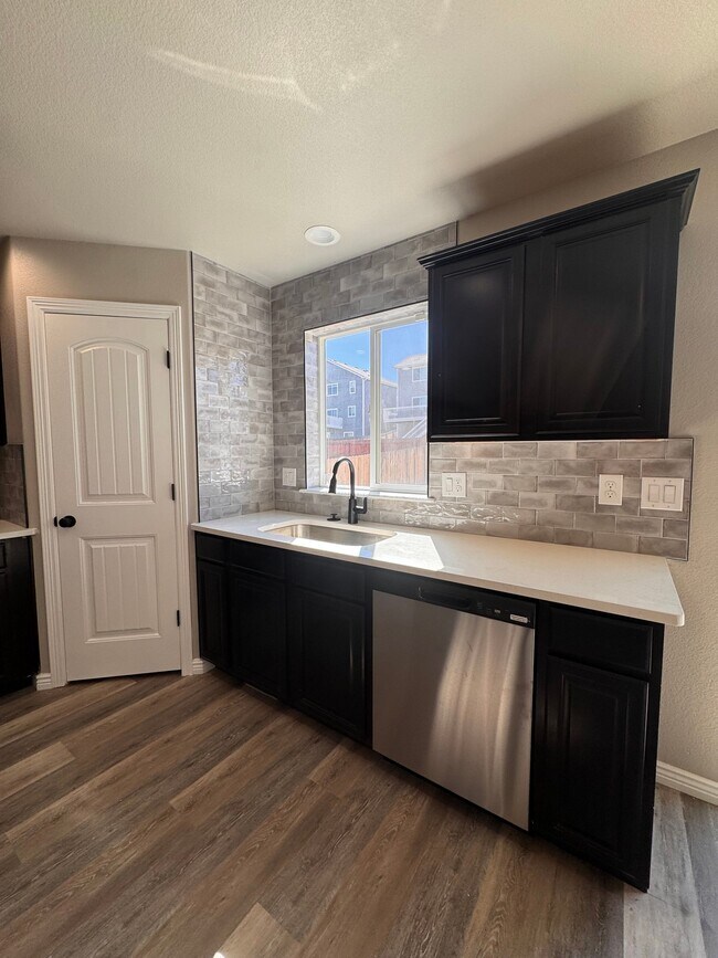 Building Photo - 10885 Matta Dr