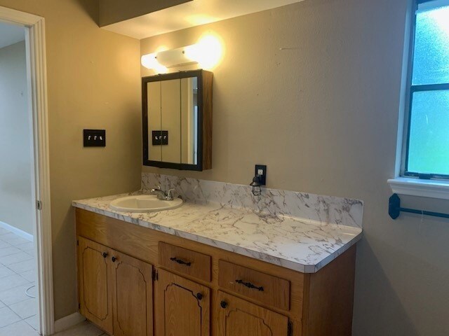 Foto del edificio - 2418 Prentice Rd