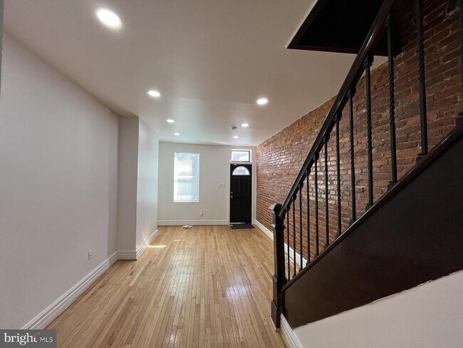 Building Photo - 704 N Madeira St