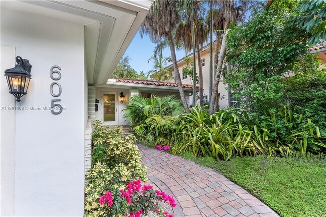 Building Photo - 605 Altara Ave