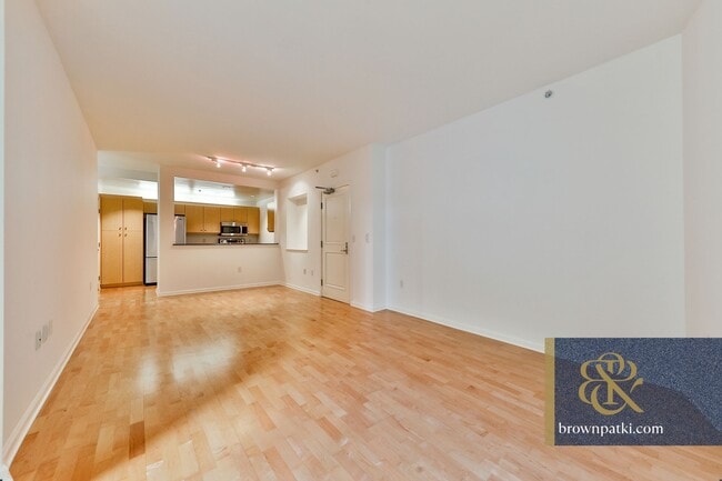 Building Photo - 140 S Van Ness Ave