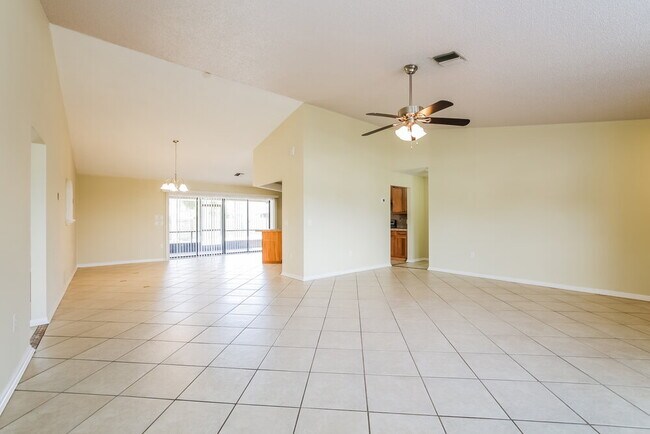 Foto del edificio - 15153 Buswell Ave