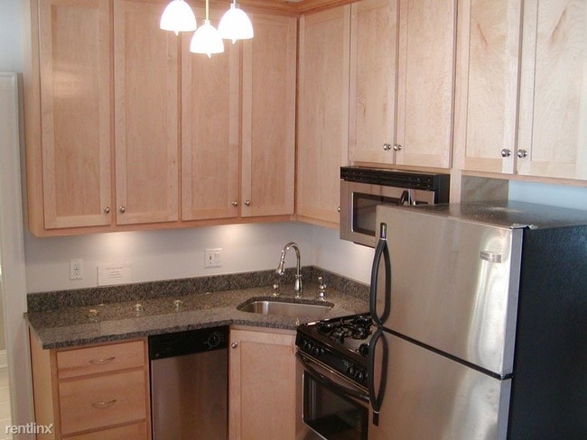 Building Photo - 1 br, 1 bath Condo - 7027 N Damen Ave