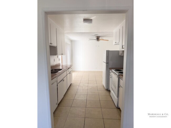Foto del edificio - Spacious 2br/1ba, LOW Sec. Deposit, NEW FLOORS, LRG. Bedroooms, Private Patio, Garage!!