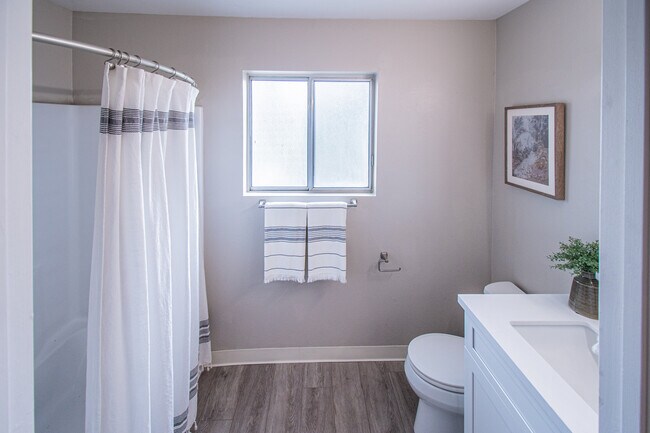 Baño mejorado - Alder Creek Apartments