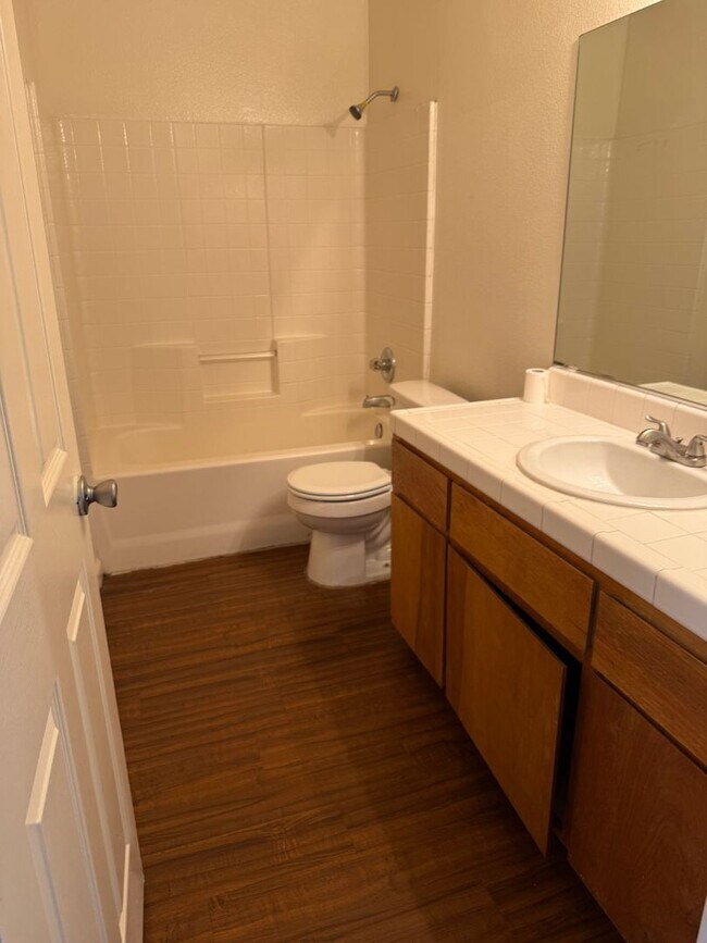Building Photo - 3 BEDROOM 2 BATHROOM DUPLEX -