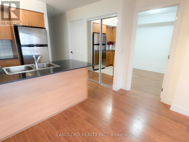 Photo du bâtiment - 1070 Sheppard Ave W