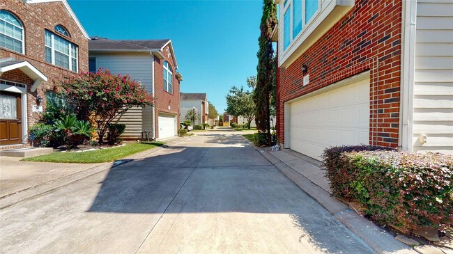 Building Photo - 1754 Aden Dr
