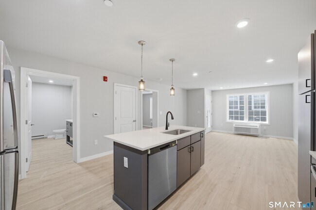 Building Photo - 589 Bedford St