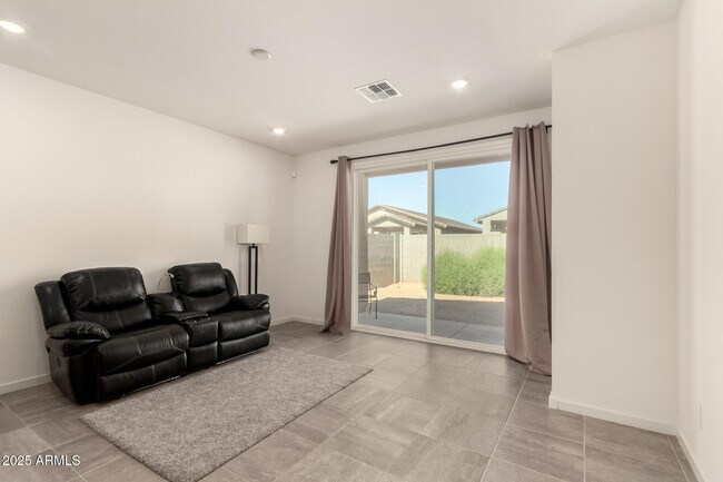 Foto del edificio - 3022 Hayden Rose Ave