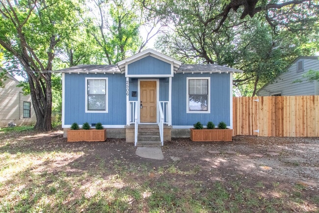 Building Photo - 2506 N Elm St