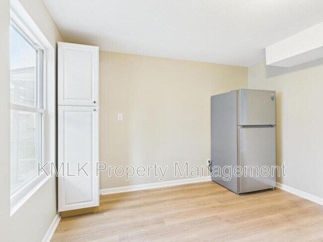 Foto del edificio - 9042 Maple Grove Rd