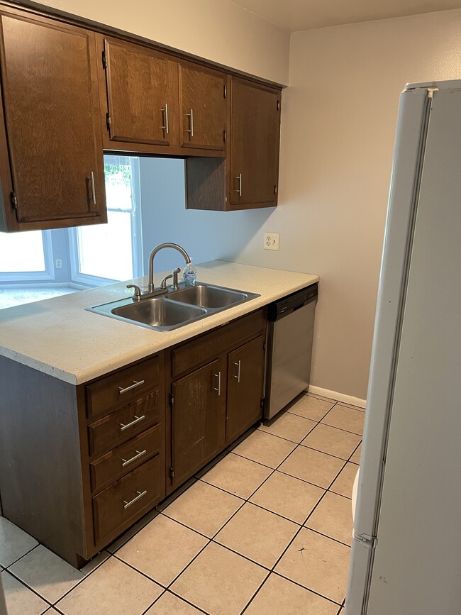 Building Photo - 4475 W Milham Ave