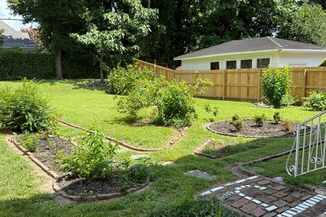 Patio interior - 122 N Evergreen St