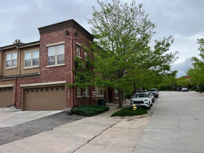 Foto del edificio - "Spacious 3-Bed, 3-Bath Townhouse with Gra...