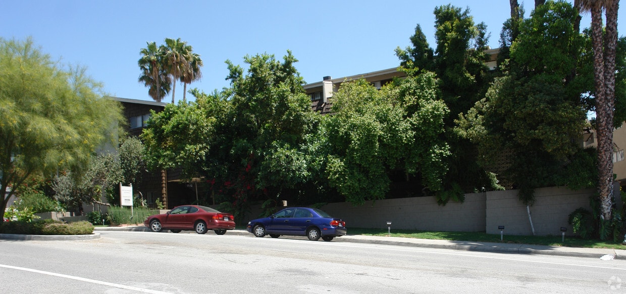 Building Photo - Raymondale Apartments