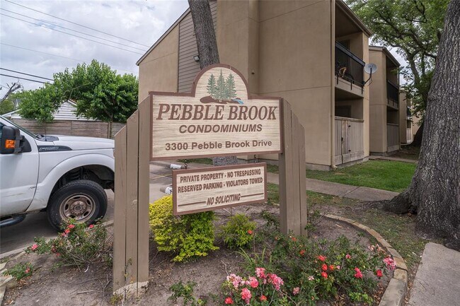 Foto del edificio - 3300 Pebblebrook Dr