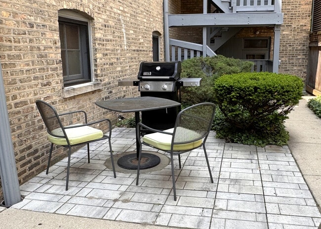 Área de patio con parrilla a gas - North Wolcott Ave