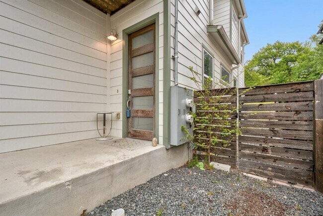 Building Photo - 1301 Cometa St