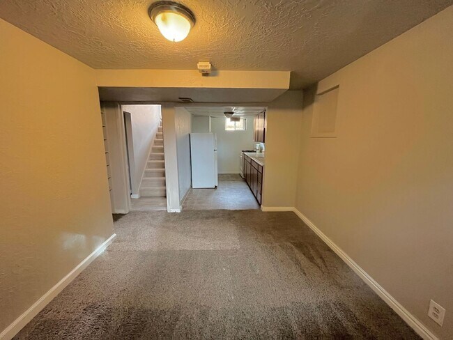 Foto del edificio - Ogden 1 Bedroom Basement Apartment, 800 sq ft, Spacious