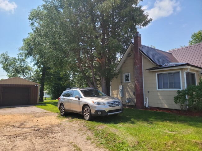 Side of house and garage - 1032 Tiffany St