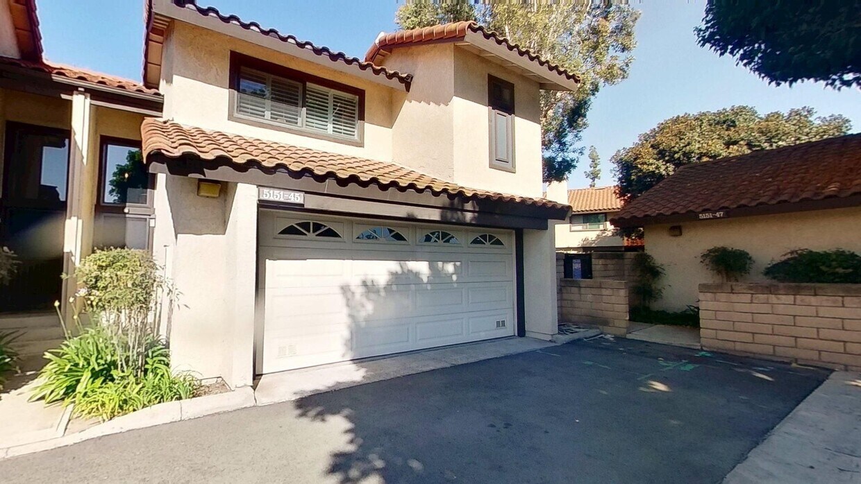 Primary Photo - Spacious 2 Bed 2.5 Bath Townhouse in Irvine!