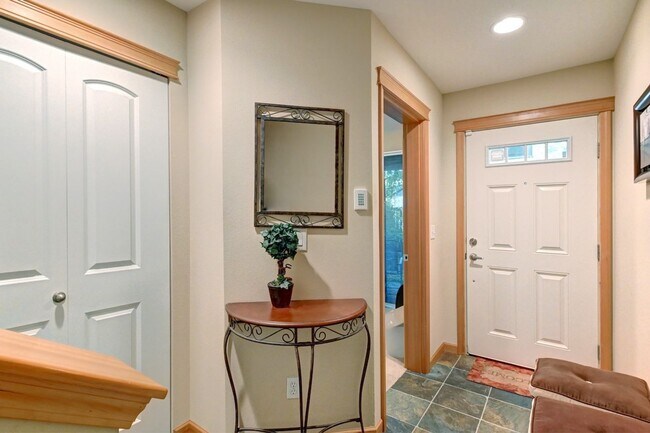 Foto del edificio - Immaculate Townhome with Private Patio!