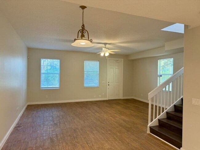 Foto del edificio - 3200 W Community Dr