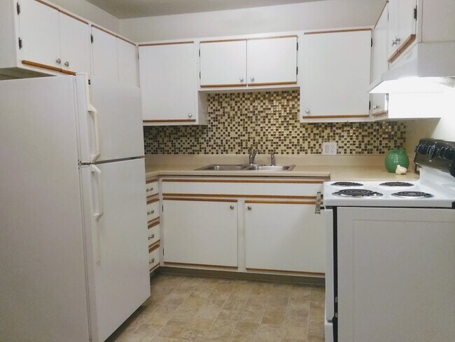kitchen pt 2 - 234 N Lincoln St