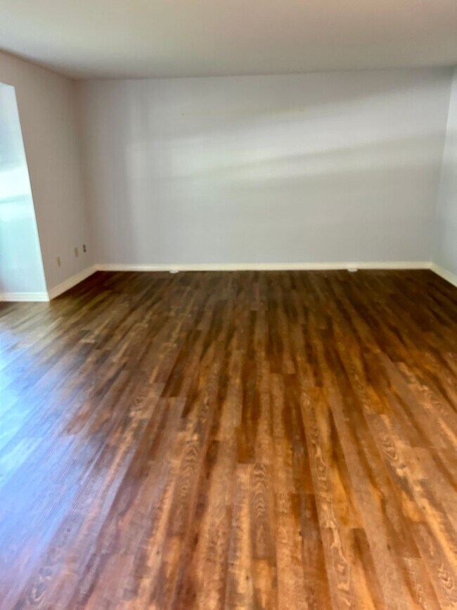 Building Photo - Youree Drive Townhouse