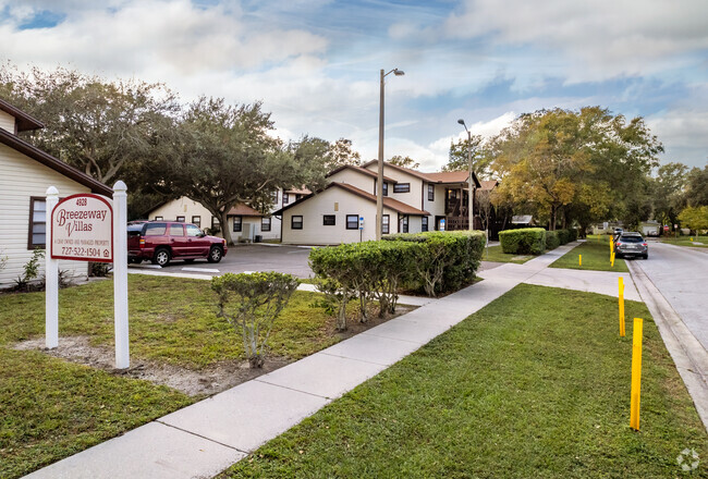 Entrance - Breezeway Villas Apartments