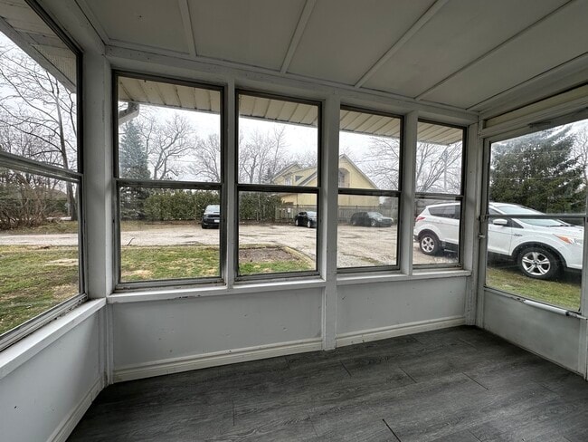 Building Photo - Charming Cottage-Like Belle River Home