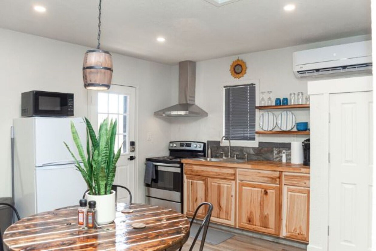 Fully stocked kitchen - 130 N Keystone Dr