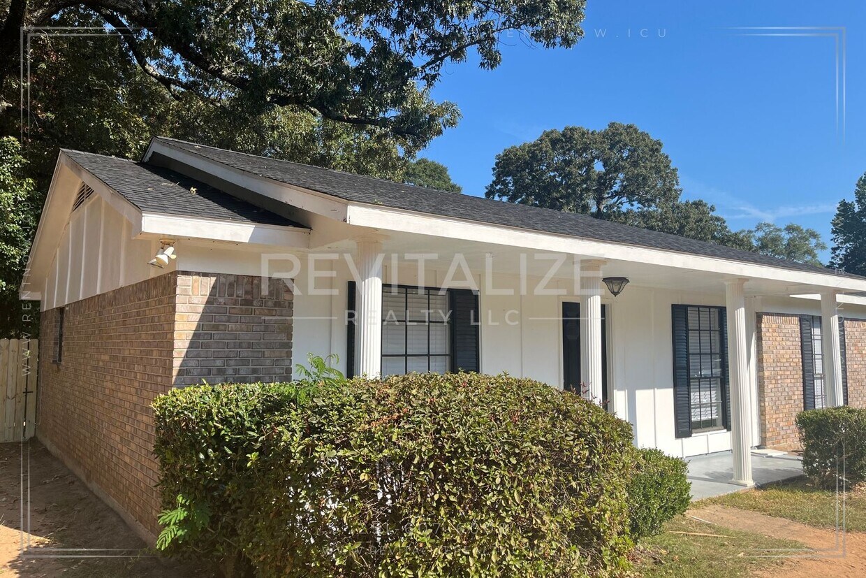 Foto principal - Beautifully Remodeled 4/2 Home in West Mob...