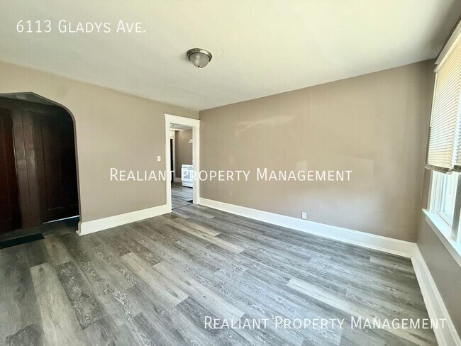 Foto del edificio - 6113 Gladys Ave
