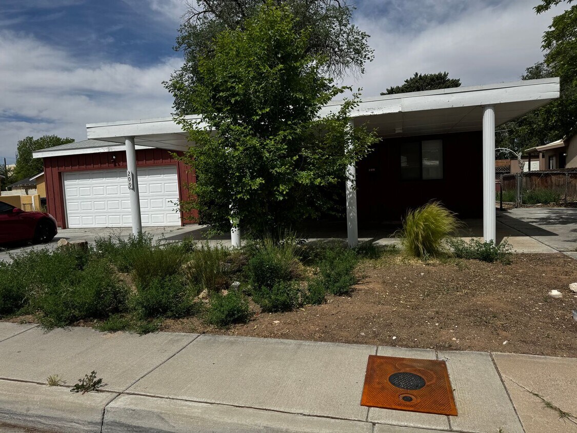 Foto principal - Near UNM. 3 Bedroom 2 bath