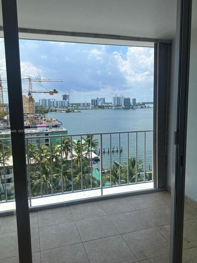 Foto del edificio - 1865 79th Street Causeway