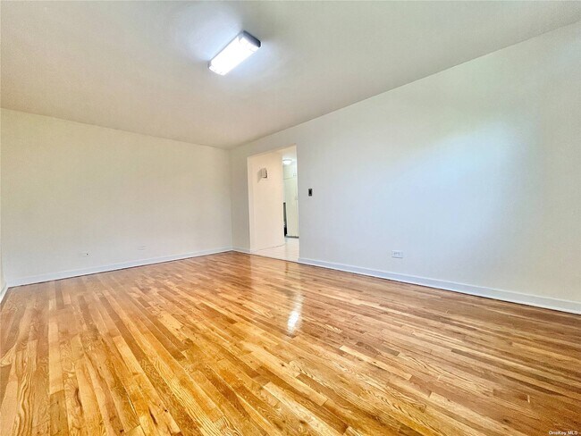 Foto del edificio - 66-10 Grand Central Pkwy