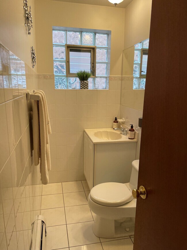 BAÑO DE TOCADOR - 703 N 11th Ave