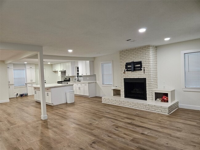 Foto del edificio - 6446 Brookside Dr