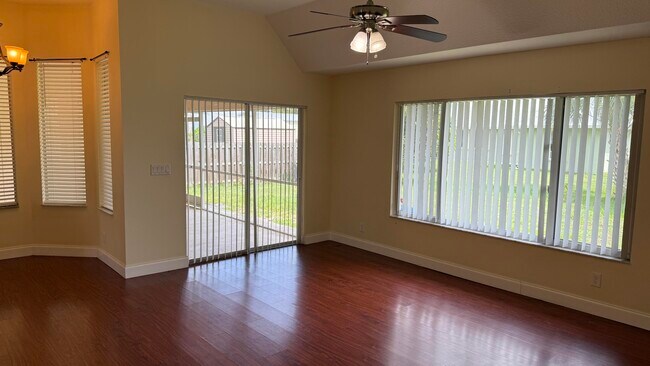 Foto del edificio - 4844 NW North Macedo Blvd