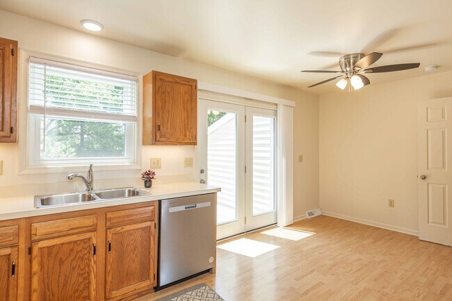 Foto del edificio - Updated Townhouse with Deck, Basement, New...