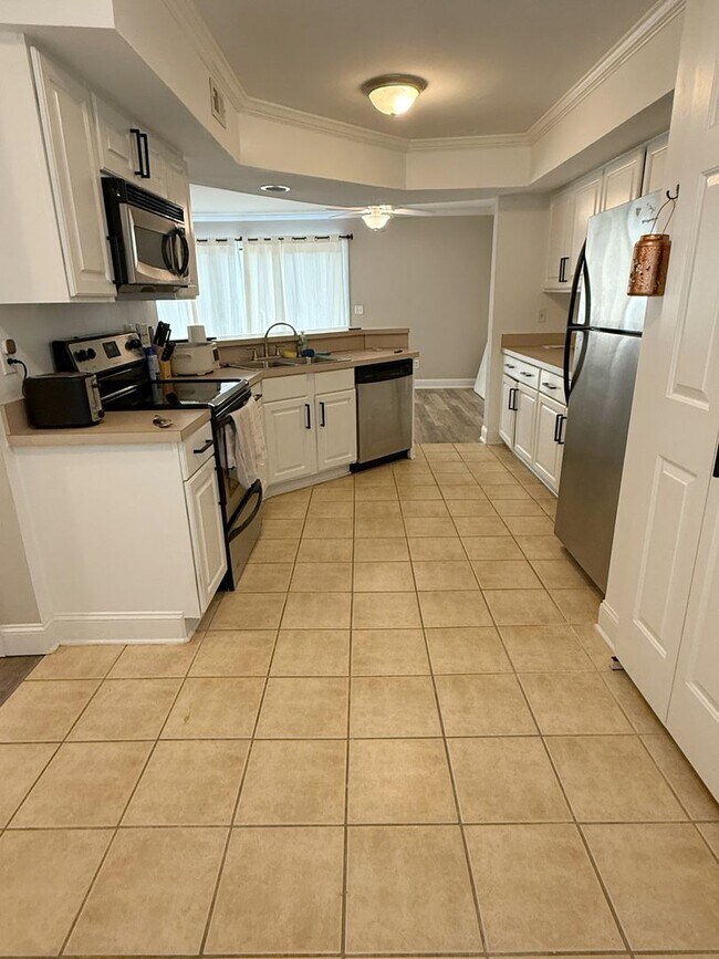 Building Photo - Available June 2025! End-Unit Townhome in ...