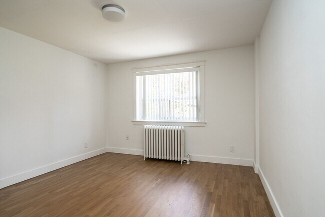 Building Photo - 54 Maitland St