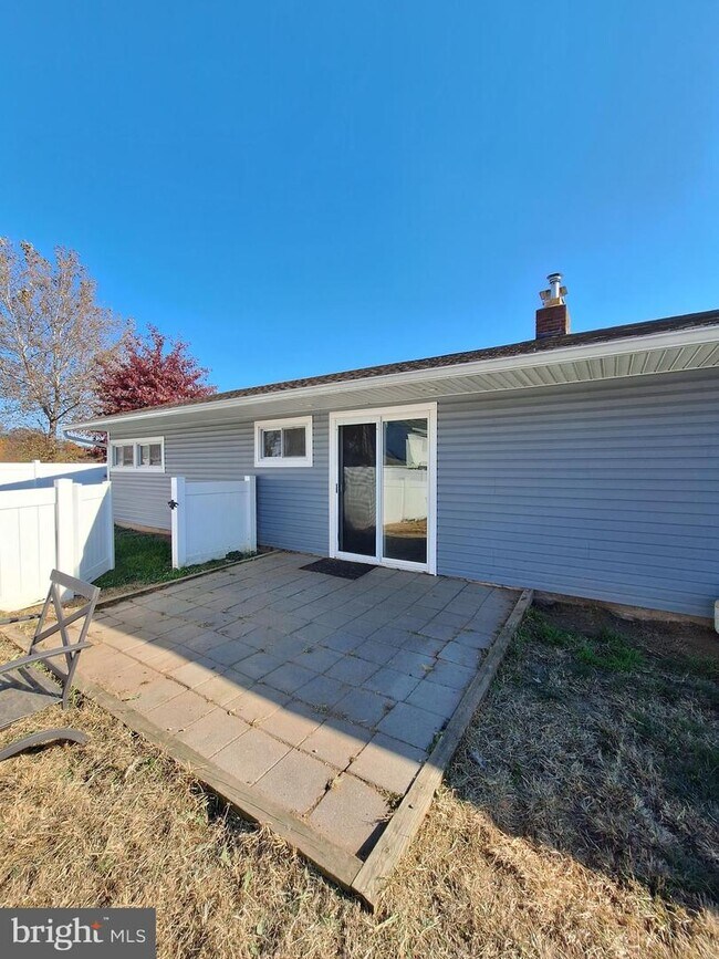 Building Photo - 285 Willow Dr