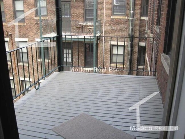 Building Photo - Charming 4 Bedroom